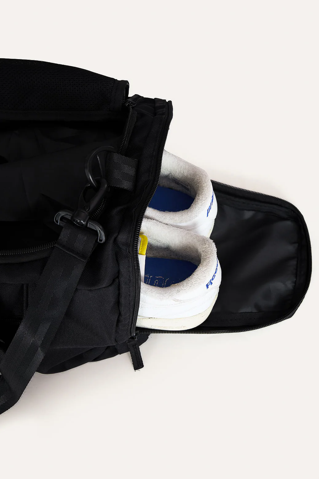 Classic Duffle Bag Black - Image 5